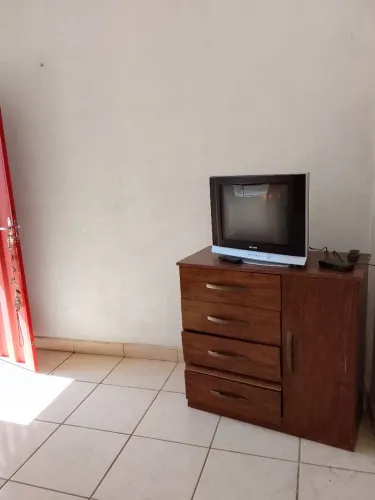 Quarto mobiliado e TV, vários banheiros, e tanques, ambiente limpo, em ótima localização.