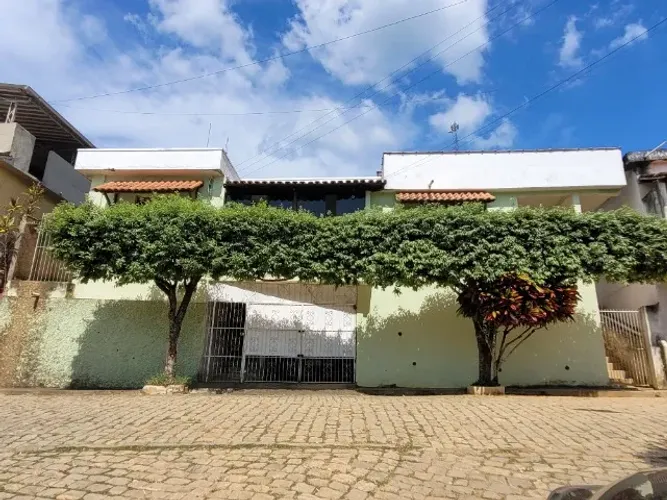 Casa 4 quartos, suíte, quintal, garagem, varanda - em Tebas - Leopoldina