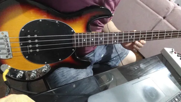 Baixo modelo Music Man com Seymour Duncan