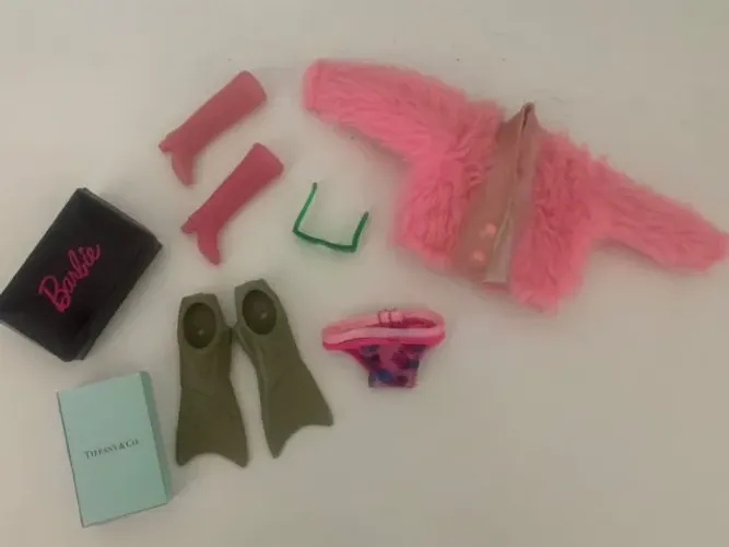 Lote Roupinhas e Acessórios para Bonecas Barbie ou Susi