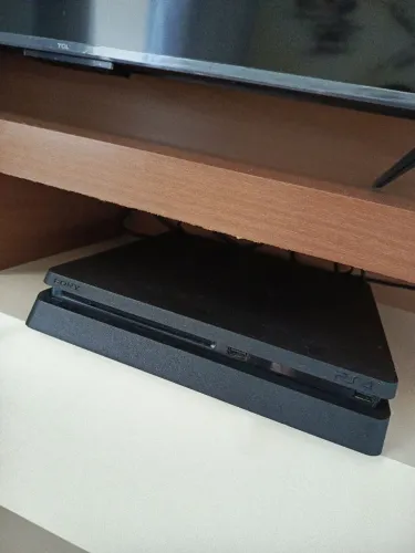 PS4 slim 1 TB contém marcas na tampa