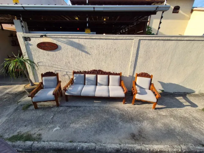 Maravilhoso conjunto (sofá L 2m )com poltronas madeira maciça