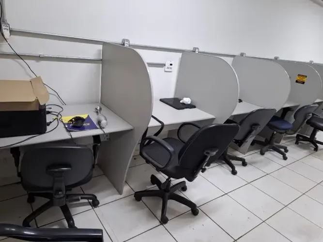 9 Baias de escritorio + 6 cadeiras
