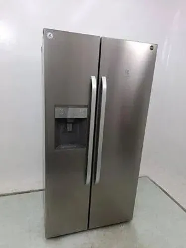 Geladeira Eletrolux Inox Porta Gelo na porta.