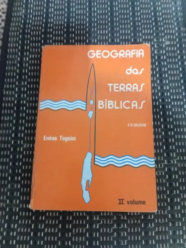 Livro Teólogo . Vendo um livro de teologia onde mostra a terra de Israel.