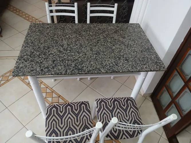 Mesa com 4 cadeiras