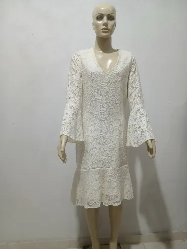 Vestido Social de Renda,cor Creme, míd ,mangas comprida  Elegante  vestindo 40/42
