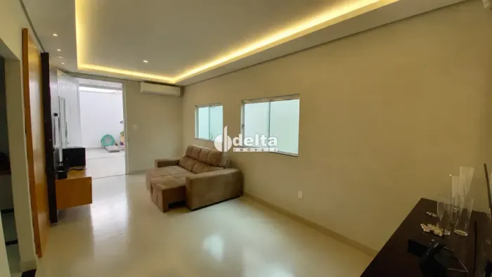 Casa com 3 quartos sendo 1 suíte disponível para venda no bairro Jardim Europa em Uberlând