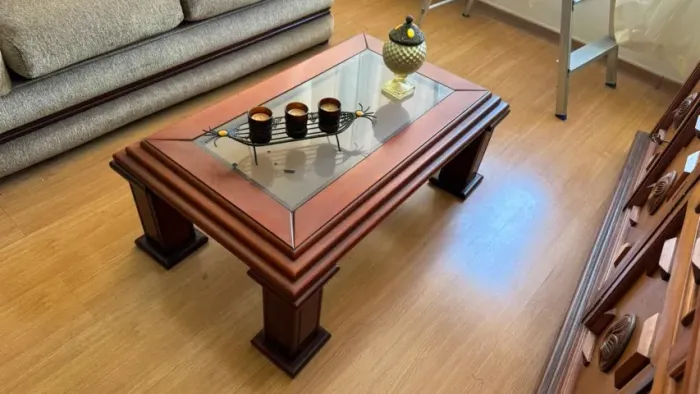 Mesa de Centro de Madeira com Tampo de Vidro - R$ 500