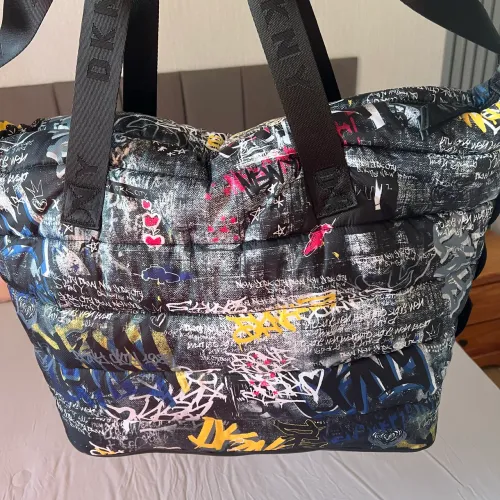 Bolsa de viagem DKNY graffiti preta feminina grande com logo da cidade de Nova York