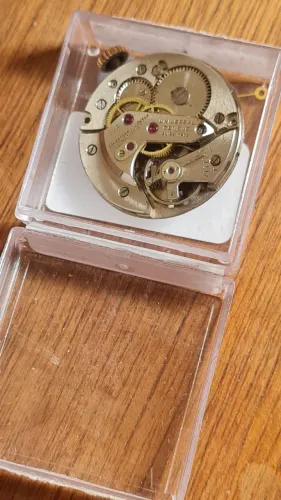 Relógio universal geneve calibre 332 máquina completa. 