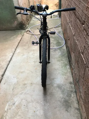 Bicicleta aro 24,está com a câmara de ar furada e precisa apertar a caixa de direção