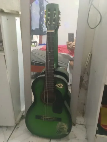 Violão marca Giannini.