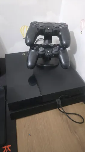 PS4 com 2 controles + suporte e carregador 