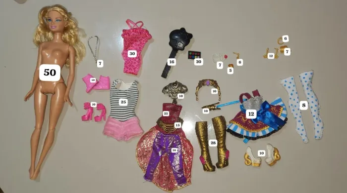 Lote de acessórios: EAH, MH, Barbie e Descendentes 