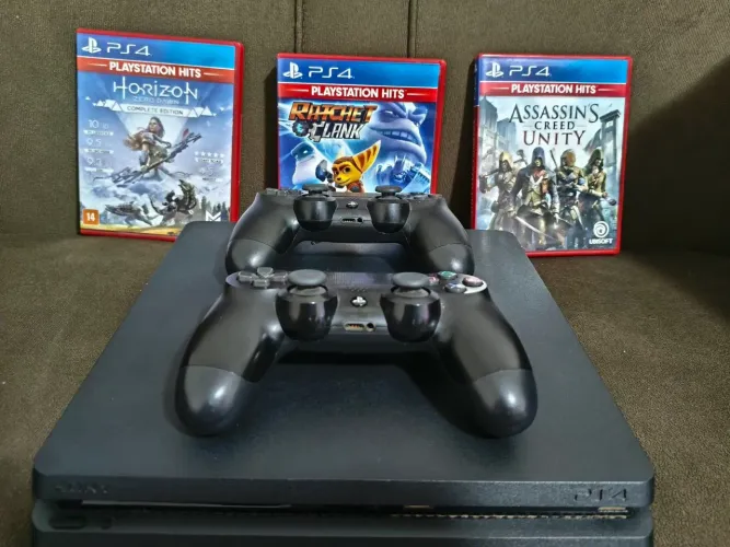 Ps4 preto slim, 1tb com cerca de 1 ano de uso, acompanha dois controles e três jogos.