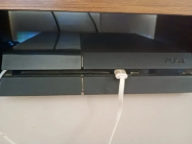 PS4 com controles e jo5