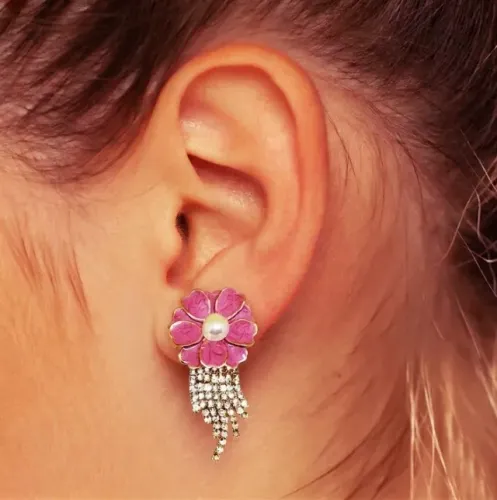 Par de Brincos Feminino - Flor Rosa com Pérola Branca e Franja de Strass