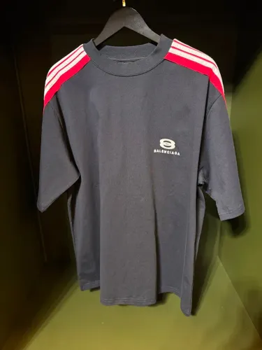 CAMISETA BALENCIAGA PRET/FAIXA - TAM -L