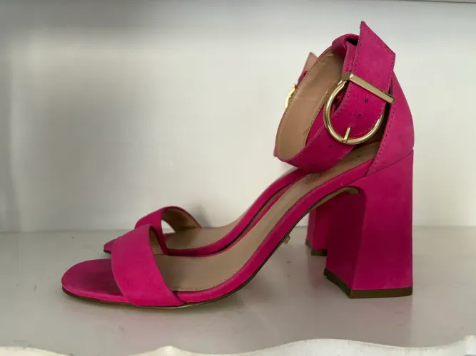 sandália arezzo na cor rosa, tamanho 36, feita em nobuck. possui salto bloco de 9,5 cm