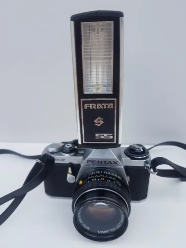 Asahi Pentax máquina fotográfica japonesa com lente e flash 
