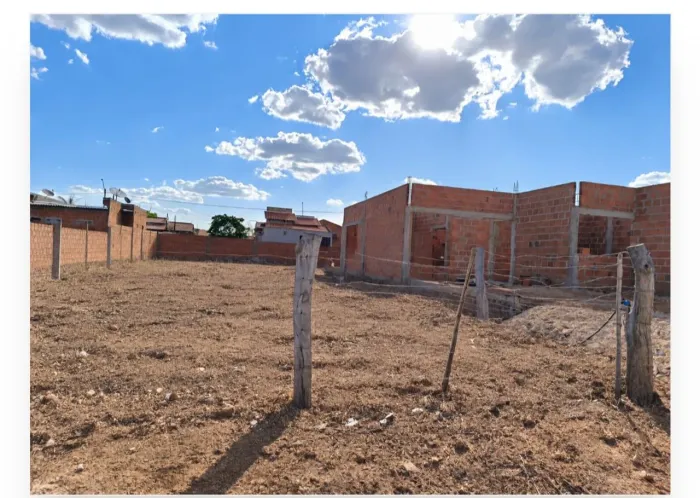 Vende - se um lote no jardim Alta Alegre.