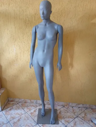 Manequim feminino completo 