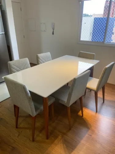 Mesa de jantar, cadeiras e buffet