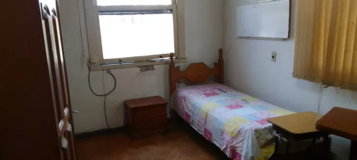CAMA DE SOLTEIRO fabricada em madeira maciça em ótimo estado .