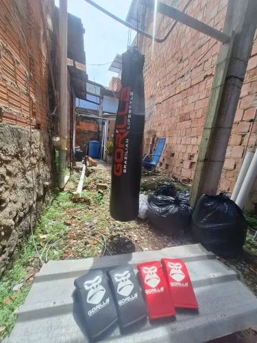 Saco de boxe e luvas.