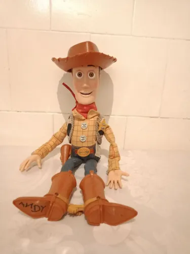 Boneco Woody Toy Story Disney Fala em Inglês