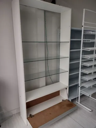 Vitrine com Frente de Vidro