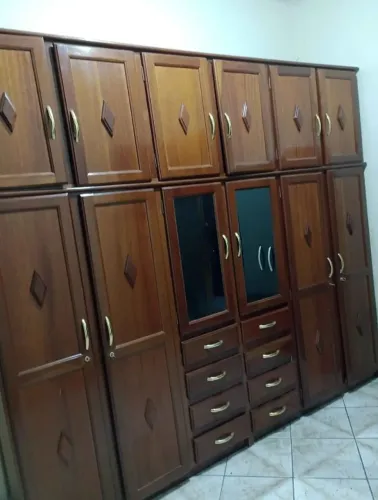 Guarda roupa de madeira