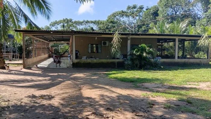 Chácara com duas piscinas toda murada em Presidente Figueiredo