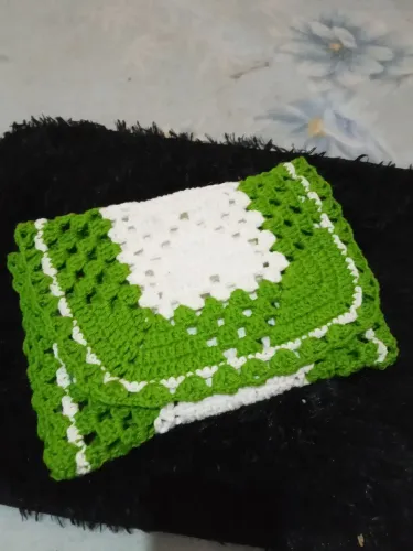 Vendo linda pessa em crochê na cor branca e verde ? em crochê ? algodão ideal pra mesa.