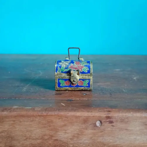 Antiga miniatura de baú em metal e cloisone <br><br><br><br>3 cm