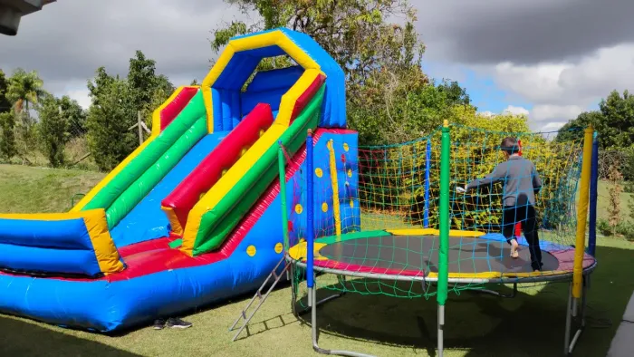 Cama elástica e escorregador inflável para a criançada se divertir! 530 reais