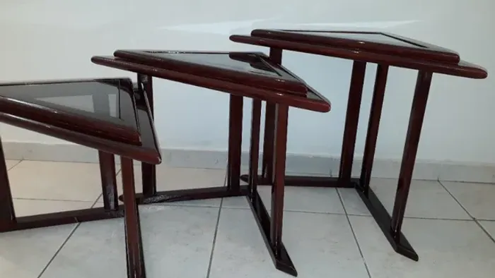 Conjunto 3 mesinhas auxiliares de canto parede em madeira com tampos de vidro fumê