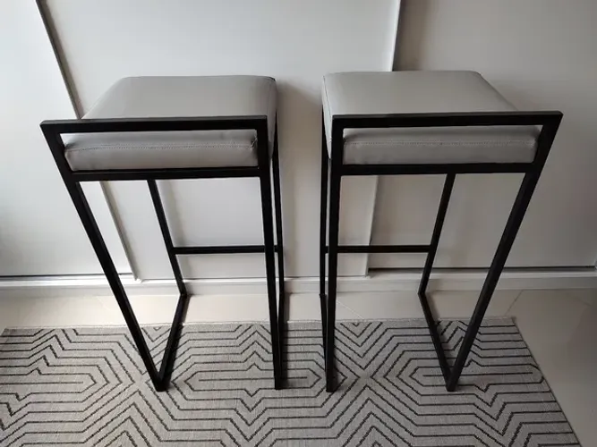 2 banquetas em metal preto e cinza em linho