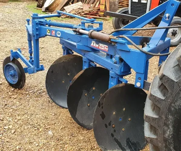 Arado Hidráulico Reversível Leve Ahrl Baldan 3 Discos de 28 Polegadas, Ano 2015. 