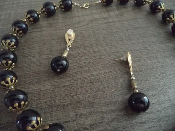 Colar Com Perolas Grandes Na Cor Preto, Acompanhado Os Brincos,