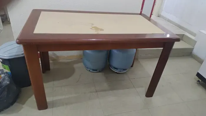 Mesa de madeira maciça retangular