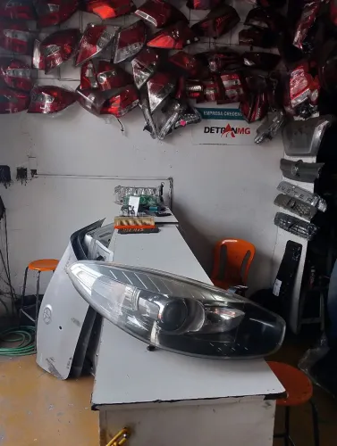 Farol direito Renault Fluence com xénon 
