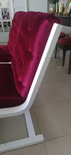 Cadeira sala estar em laca branca e revestida captone vermelho 