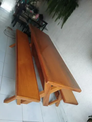 Mesa rústica com 2 bancos