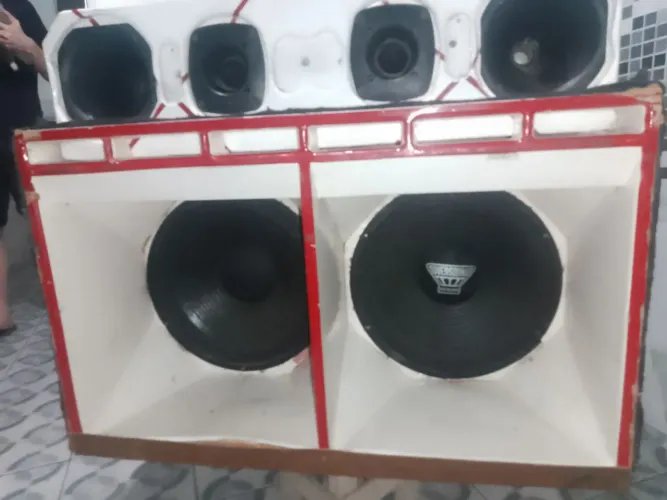 Caixa de som automotivo