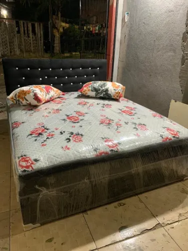 Cama Queen com a cabeceira e dois travesseiros novo promoção