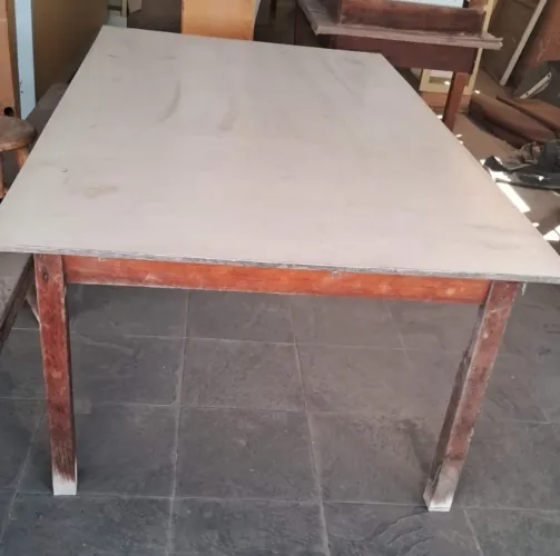 Mesa rústica para produção
