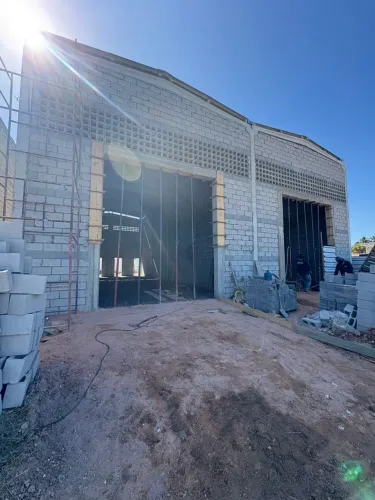 ALUGO GALPÕES NA MASSAGUEIRA - Fase final das obras