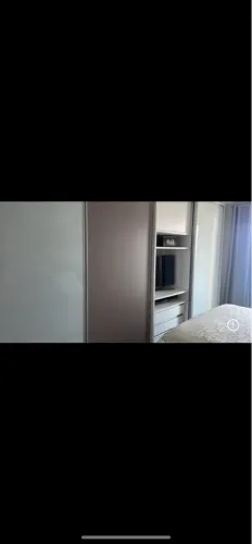 2 portas de correr em vidro branco/leitoso